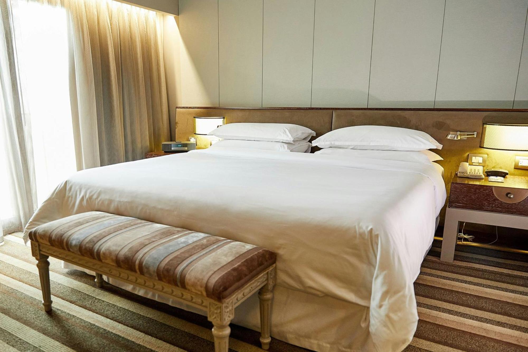 Sheraton Lima Historic Center Экстерьер фото A bed with a bed frame